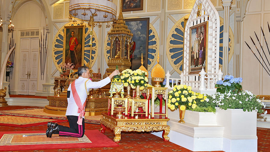 Новый король Таиланда Маха Вачиралонгкорн отдает дань уважения скончавшемуся в&nbsp;октябре королю Пхумипону Адульядету