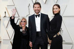 Актер Брэдли Купер, его супруга Ирина Шейк и мать Глория Кампано на красной дорожке перед началом церемонии вручения кинопремии «Оскар» в Лос-Анджелесе, 24 февраля 2019 года