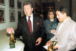 Лев Лещенко и Юрий Айзеншпис со своими статуэтками в день церемонии вручения музыкальной премии «Овация» в концертном зале «Россия», 2002 год