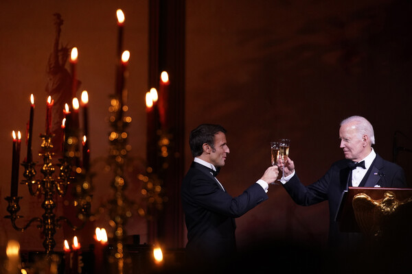 Президент США Джо Байден и президент Франции Эммануэль Макрон во время ужина в&nbsp;Белом доме в&nbsp;Вашингтоне, 1&nbsp;декабря 2022&nbsp;года 