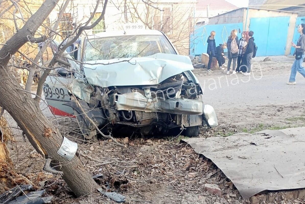 В Астрахани подростки угнали такси и врезались в столб - Газета.Ru | Новости