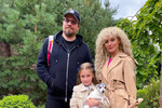 Гарик Харламов и Кристина Асмус с дочерью Настей, 1 сентября 2022 года 