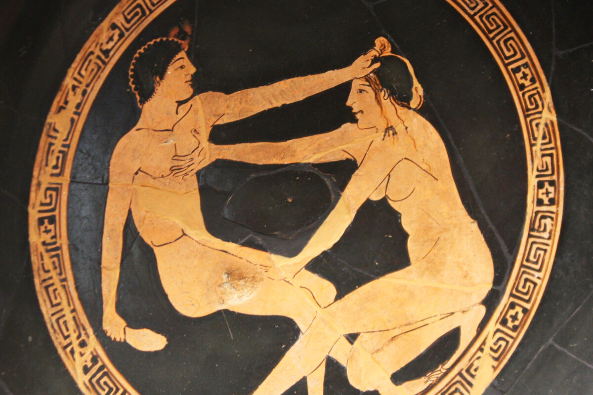 На вечеринке в стиле древней Греции сиськастые красотки устроили оргию с мужиками