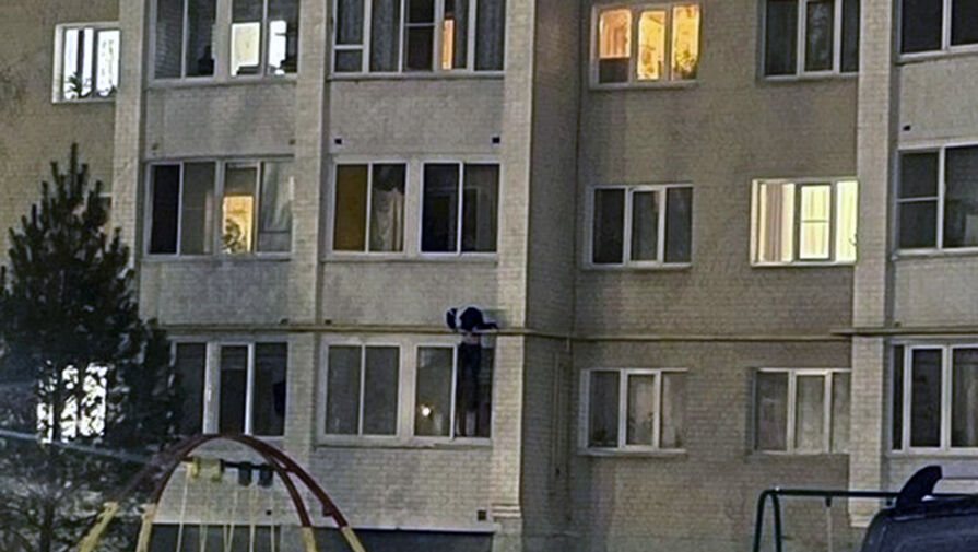 Россиянин повис на газовой трубе многоэтажки и разбил окно