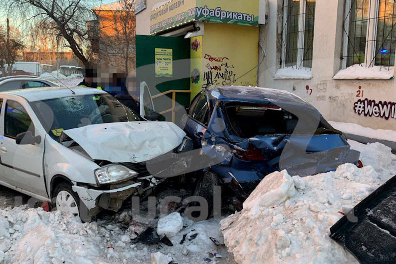 В Екатеринбурге пьяный пенсионер на машине вжал женщину в здание -  Газета.Ru | Новости