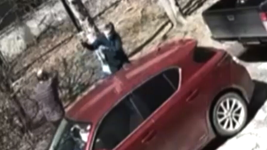 В Приморье мужчина избил битой соседей и проколол колеса во дворе припаркованной машины