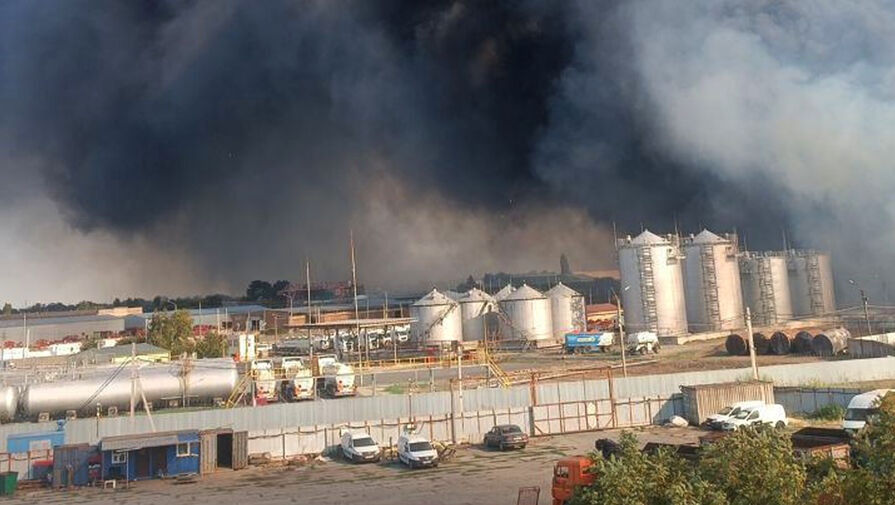 В Азове потушили крупный пожар в промышленной зоне