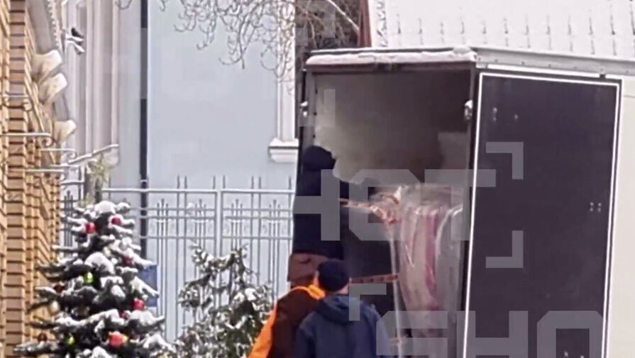 На видео попал масштабный переезд Ларисы Долиной на нескольких грузовиках