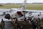 Немецкий боевой реактивный самолет Tornado на аэродроме Шлезвиг-Ягель в Германии