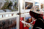 Посетительница на выставке фоторабот премьер-министра РФ Д. Медведева в центре Siam Paragon