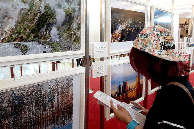 Посетительница на выставке фоторабот премьер-министра РФ Д. Медведева в центре Siam Paragon