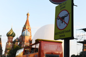 Знак «Бесполетная зона», установленный на Красной площади в Москве