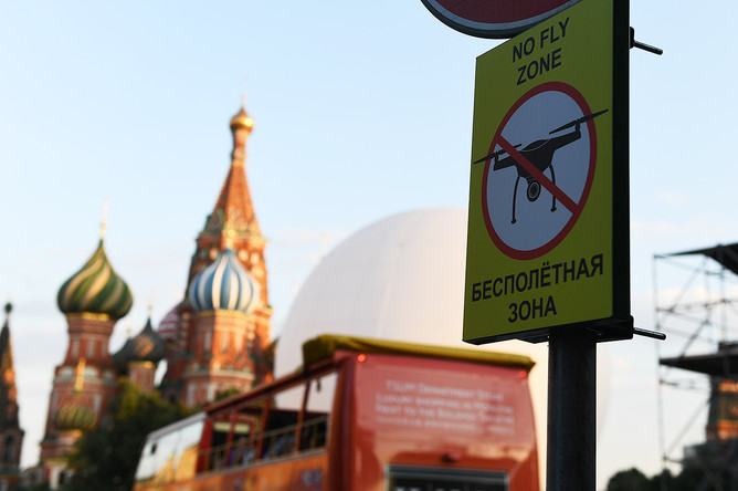 Знак «Бесполетная зона», установленный на Красной площади в Москве