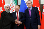 Президент Ирана Хасан Рoухани, президент России Владимир Путин и президент Турции Реджеп Тайип Эрдоган (слева направо) во время встречи, 22 ноября 2017 года