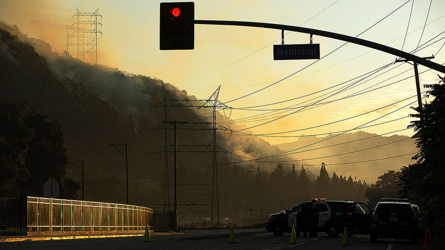 Пожар на&nbsp;Голливудских холмах в&nbsp;Лос-Анджелесе неподалеку от киностудий Warner Bros. и Universal