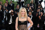 Австралийская певица Кайли Миноуг на премьере «Элвиса» появилась в Versace — ее наряд также сочли неоднозначным
