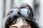 <b>«Серпико» (1973)</b>
<br><br>
Роль в «Серпико» принесла Аль Пачино первый «Золотой Глобус». В России биографическая драма, основанная на истории реально существовавшего полицейского Фрэнка Серпико, известна лишь «элитам» — что кажется большой несправедливостью. Ленту стоит оценить хотя бы ради игры самого Аль Пачино, благо что в образ он вжился на все 100%: как рассказывали его партнеры, актер настолько прикипел к своему персонажу, что однажды, возвращаясь со съемок, оштрафовал нарушителя ПДД. Тот, что примечательно, спорить с «полицейским» не стал.
