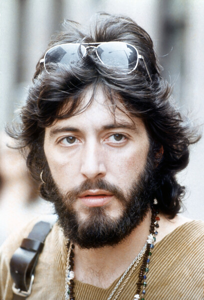 <b>&laquo;Серпико&raquo; (1973)</b>
<br><br>
Роль в&nbsp;&laquo;Серпико&raquo; принесла Аль Пачино первый &laquo;Золотой Глобус&raquo;. В&nbsp;России биографическая драма, основанная на&nbsp;истории реально существовавшего полицейского Фрэнка Серпико, известна лишь &laquo;элитам&raquo; &mdash; что кажется большой несправедливостью. Ленту стоит оценить хотя бы ради игры самого Аль Пачино, благо что в&nbsp;образ он вжился на&nbsp;все 100%: как рассказывали его партнеры, актер настолько прикипел к&nbsp;своему персонажу, что однажды, возвращаясь со съемок, оштрафовал нарушителя ПДД. Тот, что примечательно, спорить с&nbsp;&laquo;полицейским&raquo; не стал.
