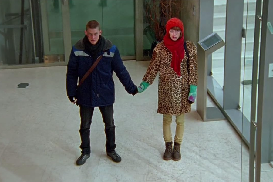 <b>«Звезда» (2014)</b>
<br><br>
Дебютом Табакова на&nbsp;экране стала роль 15-летнего школьника Кости в&nbsp;драме Анны Меликян «Звезда». Его герой &mdash; юный бунтарь, сын замминистра, влюбленный в&nbsp;одну из&nbsp;главных героинь фильма Машу. Персонаж Табакова скрепляет историю о&nbsp;девушке, приехавшей покорять Москву и помешанной на&nbsp;улучшении своей внешности, и любовнице замминистра, которую тот выгнал из&nbsp;дома.