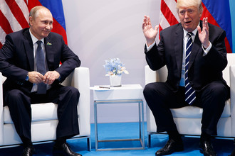Президент России Владимир Путин и президент США Дональд Трамп во время встречи на саммите G20 в Гамбурге, июль 2017 года