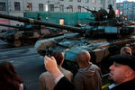 Танк Т-90А проезжает по Тверской улице в Москве, 2010 год