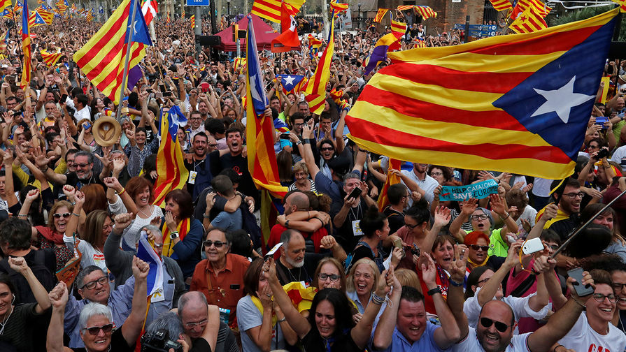 Жители Барселоны празднуют объявление о&nbsp;независимости Каталонии от Испании, 27&nbsp;октября 2017&nbsp;года