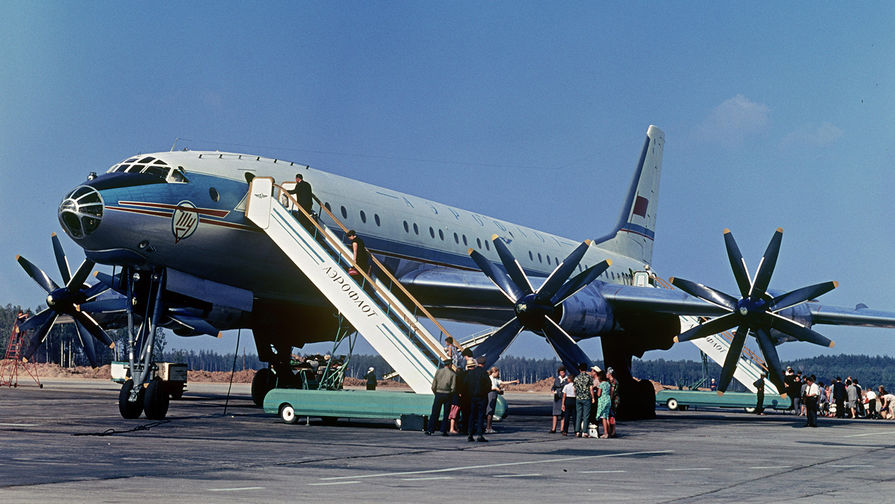Советский пассажирский самолет Ту-114