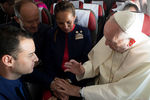 Папа Римский Франциск после венчания бортпроводника и бортпроводницы на борту самолета по пути из Сантьяго в Икике в Чили, 18 января 2018 года