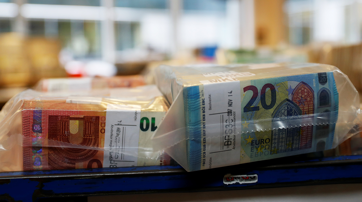Наличные евро в банках. Пачки евро. Бюджет Латвии. Пачки евро изъяты. 50 Тысяч евро.