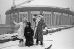 Дед Мороз, Снегурочка и олимпийский Медвежонок на строительстве стадиона «Олимпийский», 1979 год