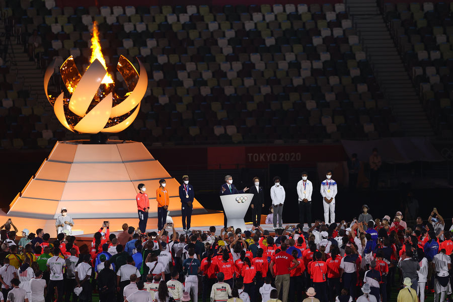 Президент Международного олимпийского комитета (МОК) Томас Бах (в центре) выступает на&nbsp;торжественной церемонии закрытия XXXII летних Олимпийских игр в&nbsp;Токио, 8 августа 2021 года