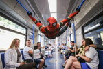 Мужчина в костюме героя фильма «Человек-паук» в вагоне поезда московского метро, 25 августа 2022 года