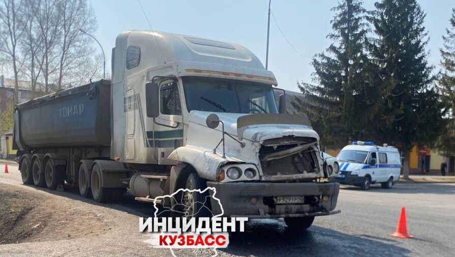 Ребенка достали из-под грузовика с помощью домкрата после аварии в Кузбассе