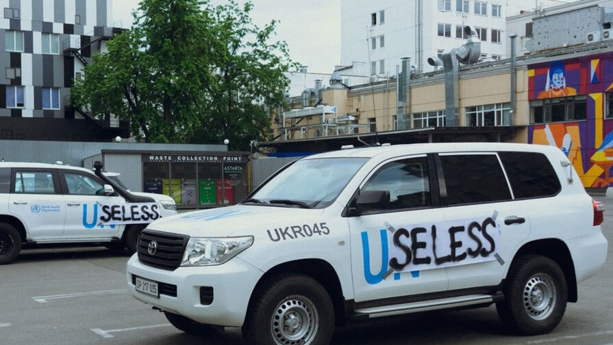 В Киеве активист разрисовал автомобили ООН и ВОЗ