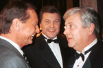 Михаил Задорнов (слева), Лев Лещенко (в центре) и Владимир Винокур во время съемки передачи «Аншлаг», 1996 год