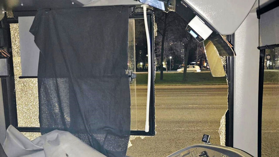 Петербуржец напал на водителя автобуса и разбил боковое стекло, чтобы выйти на улицу