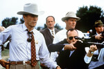 <b>«Совершенный мир» (1993)</b>
<br><br>
На съемочной площадке «Совершенного мира», криминальной драмы о беглом преступнике и его малолетнем заложнике-подопечном, произошел показательный для Иствуда-режиссера, известного своим жестким характером, случай. Во время создания одной из сцен исполнитель главной роли Кевин Костнер вышел из себя и демонстративно уехал с площадки, но Иствуд не растерялся — мгновенно позвал дублера и без всяких сомнений отснял сцену с его участием. Впоследствии постановщик предупредил Костнера, что незаменимых людей для него нет — и если актер еще раз себе такое позволит, то роль полностью отойдет дублеру. Артист, как водится, после этого стал паинькой — и даже настоял на том, чтобы одного из персонажей проекта сыграл лично Иствуд.