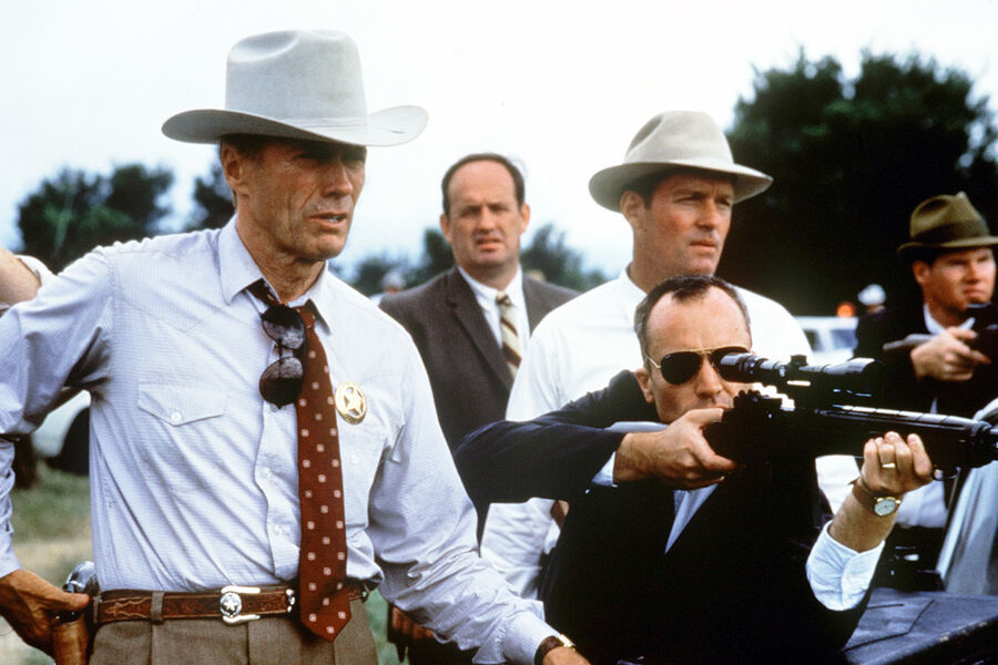 <b>&laquo;Совершенный мир&raquo; (1993)</b>
<br><br>
На&nbsp;съемочной площадке &laquo;Совершенного мира&raquo;, криминальной драмы о&nbsp;беглом преступнике и его малолетнем заложнике-подопечном, произошел показательный для&nbsp;Иствуда-режиссера, известного своим жестким характером, случай. Во время создания одной из&nbsp;сцен исполнитель главной роли Кевин Костнер вышел из&nbsp;себя и демонстративно уехал с&nbsp;площадки, но Иствуд не растерялся &mdash; мгновенно позвал дублера и без&nbsp;всяких сомнений отснял сцену с&nbsp;его участием. Впоследствии постановщик предупредил Костнера, что незаменимых людей для&nbsp;него нет &mdash; и если актер еще раз себе такое позволит, то роль полностью отойдет дублеру. Артист, как водится, после этого стал паинькой &mdash; и даже настоял на&nbsp;том, чтобы одного из&nbsp;персонажей проекта сыграл лично Иствуд.