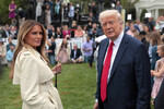 Президент США Дональд Трамп и первая леди Мелания Трамп во время церемонии приготовления яичного рулета на южной лужайке Белого дома в Вашингтоне, 2025 год
