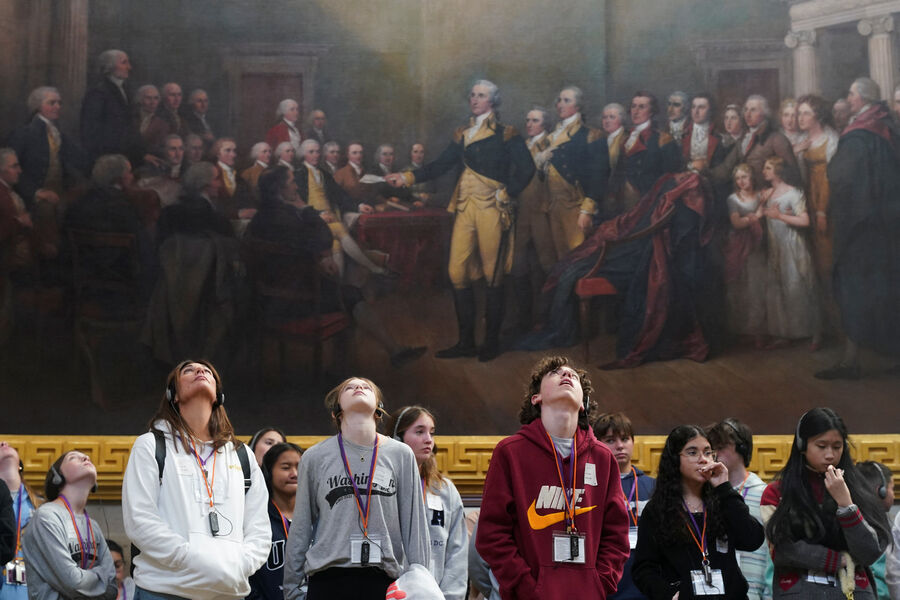 Туристы во время посещения ротонды Капитолия в&nbsp;Вашингтоне, 13&nbsp;ноября 2025&nbsp;года