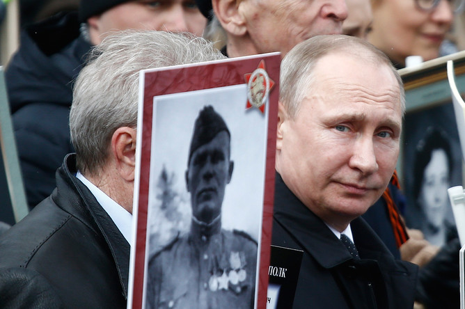 Владимир Путин принимает участие в шествии патриотической акции «Бессмертный полк» в честь 72-й годовщины Победы в Великой Отечественной войне
