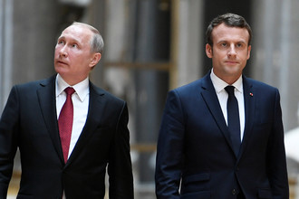 Президент России Владимир Путин и президент Франции Эммануэль Макрон перед пресс-конференцией в Версале, 29 мая 2017 года