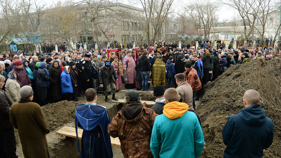 Похороны погибших в&nbsp;результате стрельбы у&nbsp;православного храма в&nbsp;Кизляре, 20 февраля 2018 года