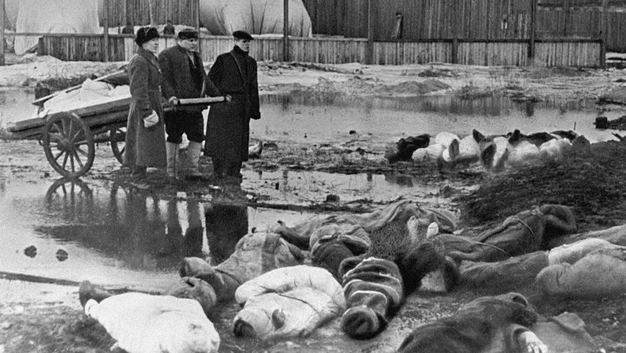 Мужчины хоронят умерших в дни блокады в Ленинграде. Волково кладбище.