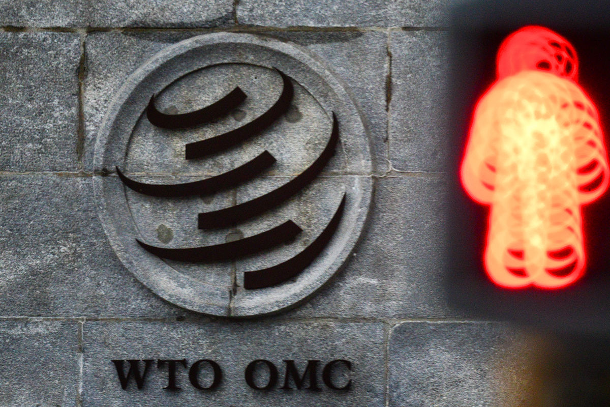Эмблема Всемирной торговой организации (ВТО) возле здания штаб-квартиры организации в Женеве