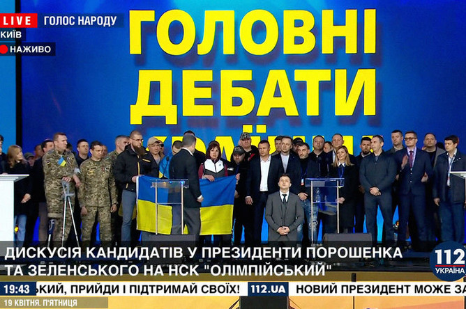 На стадионе «Олимпийский» в Киеве во время дебатов между действующим президентом Украины Петром Порошенко и его соперником в президентской гонке Владимиром Зеленским, 19 апреля 2019 года