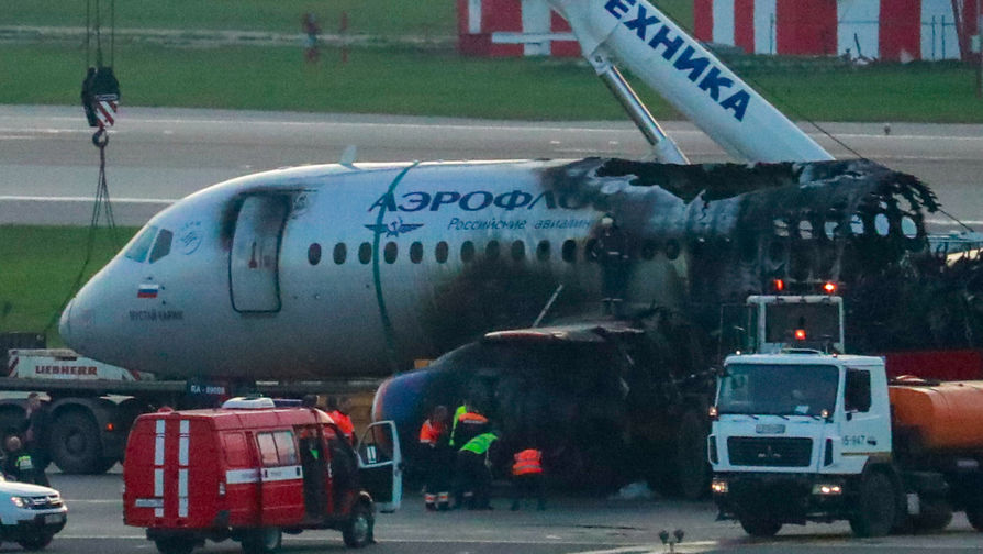 На месте крушения самолета Sukhoi Superjet 100, следовавшего рейсом «Аэрофлота» SU1492 из Москвы в Мурманск, в аэропорту Шереметьево, 6 мая 2019 года