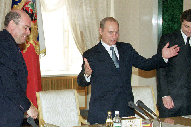 Министр культуры РФ Михаил Швыдкой , президент РФ Владимир Путин и заместитель руководителя администрации президента РФ Владислав Сурков во время встречи, 2001 год
