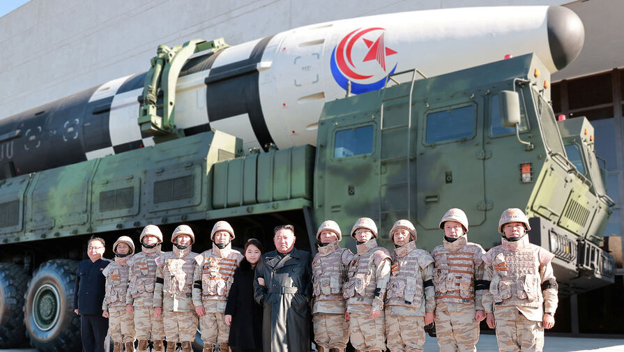 Ким Чен Ын сфотографировался с дочерью на фоне стратегической ракеты Hwasong-17