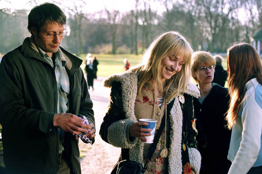 <b>&laquo;Открытые сердца&raquo; (2002)</b>
<br><br>
Мелодрама Сюзанны Бир рассказывает о&nbsp;запретной связи, возникшей из&nbsp;общей трагедии. Психотерапевт Нильс (Миккельсен) оказывается втянутым в&nbsp;сложную эмоциональную историю, когда его супруга Мари (Паприка Стин) сбивает на&nbsp;машине жениха Сесиль (Соня Рихтер), оставив парня парализованным. Не находя способа поддержать любимого, Сесиль обращается за&nbsp;утешением к&nbsp;Нильсу &mdash; и он отвечает на&nbsp;ее отчаяние куда теплее, чем должен.